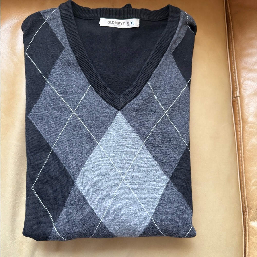 Old Navy Men's Black and Gray Argyle V-Neck Sweater Size XL(46/48)